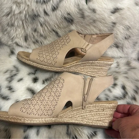 Easy Street Sandals with 2 inch heel - Picture 4 of 5